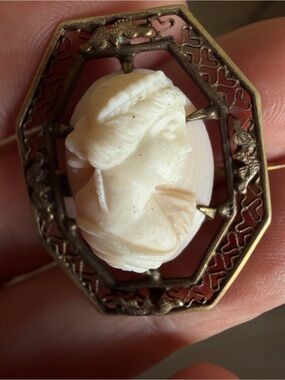 Vintage Cameo Portrait Brooch in Cream and Gold/Brass